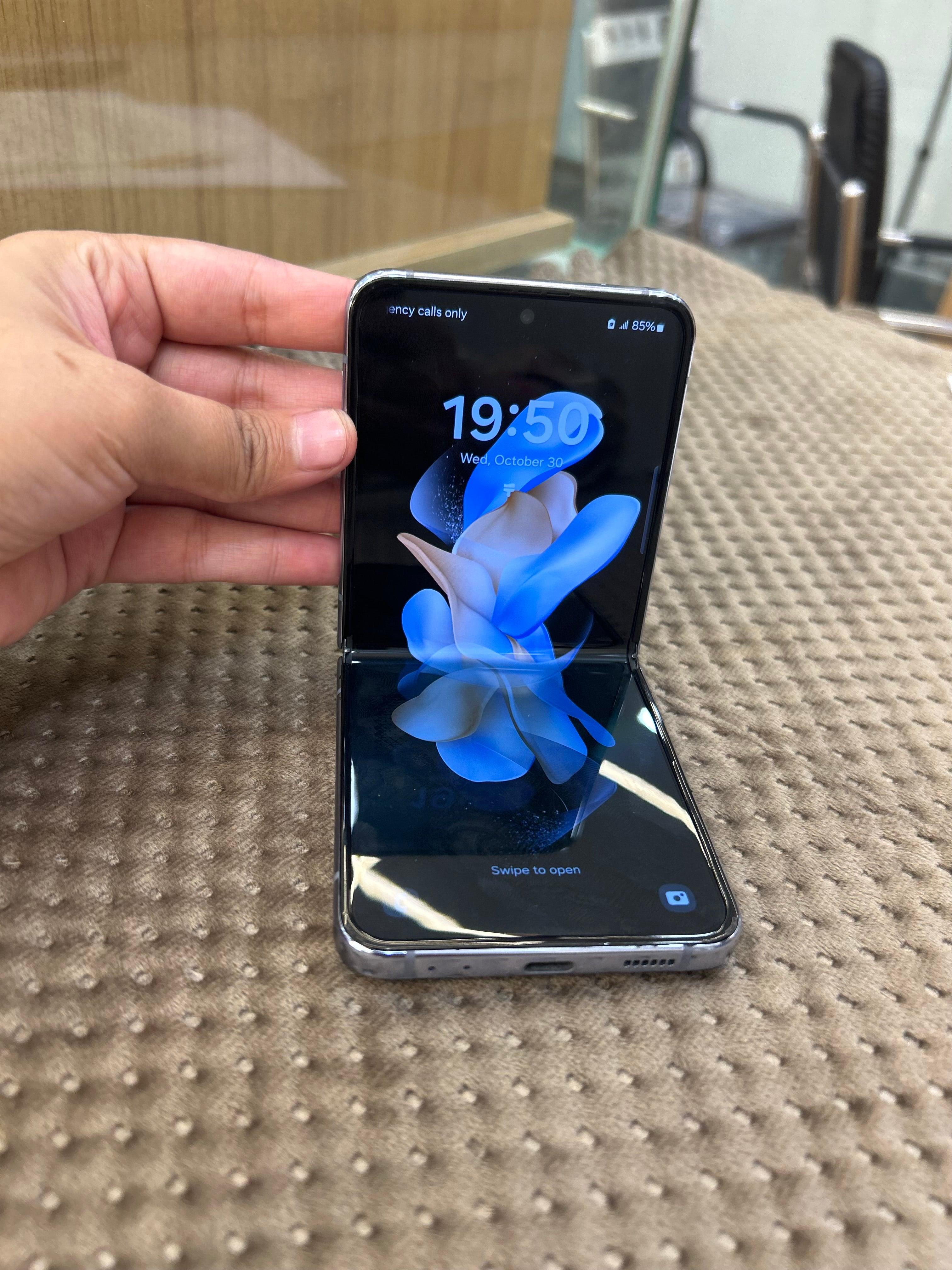 Samsung Galaxy Z Flip 4 Refurbished - Gadget Rebirth