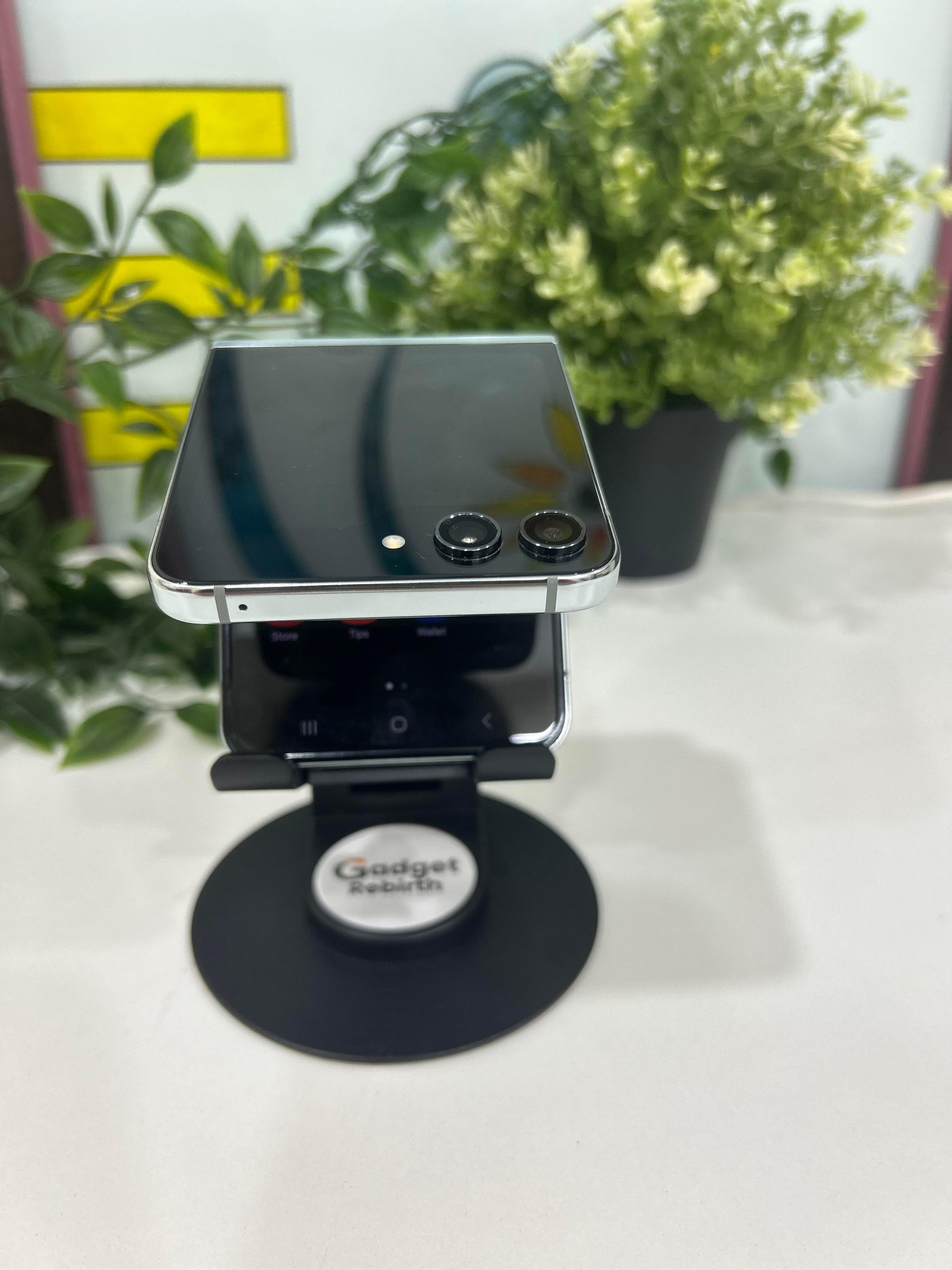 Samsung Galaxy Z Flip 5 Refurbished - Gadget Rebirth