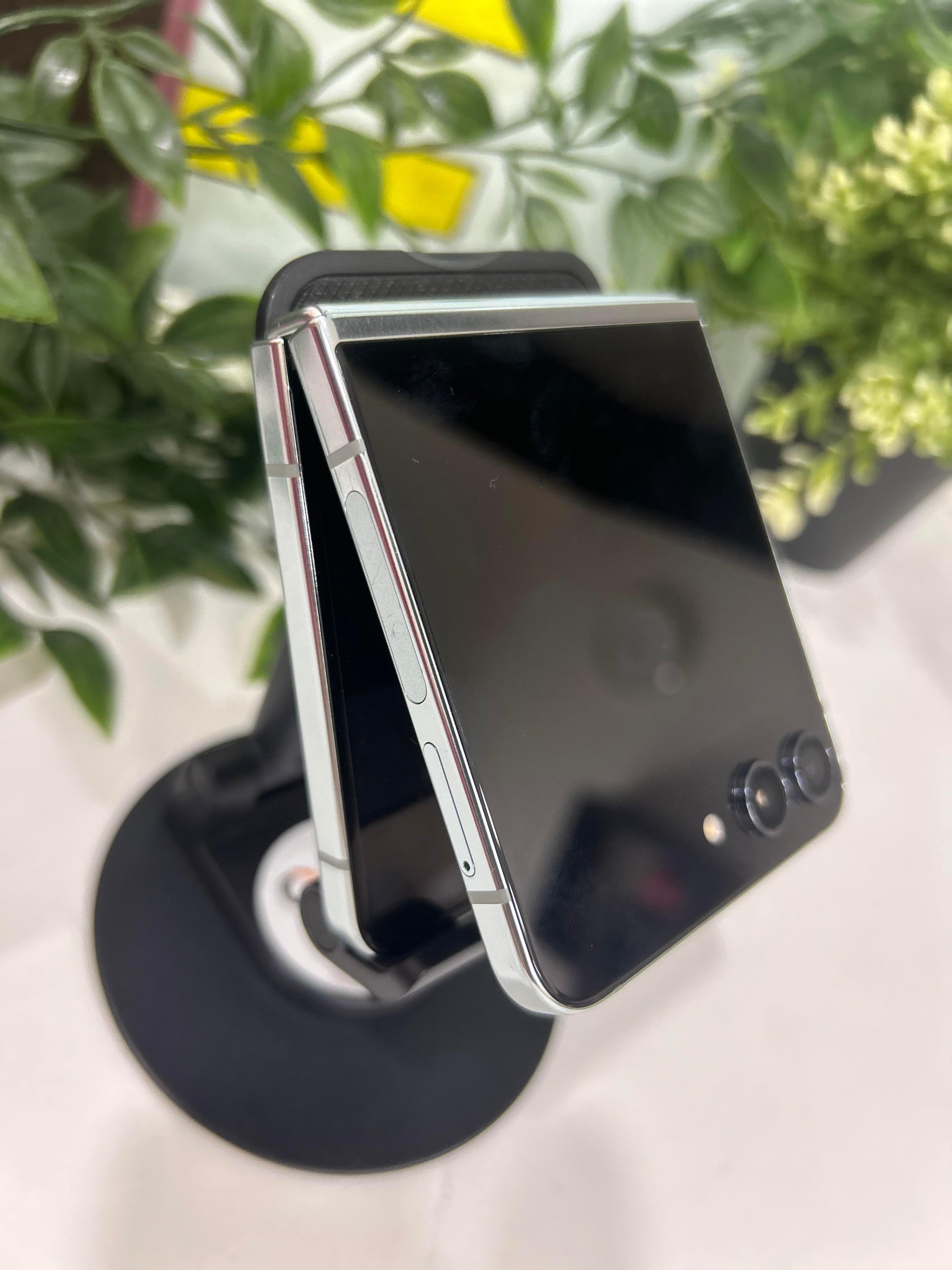 Samsung Galaxy Z Flip 5 Refurbished - Gadget Rebirth